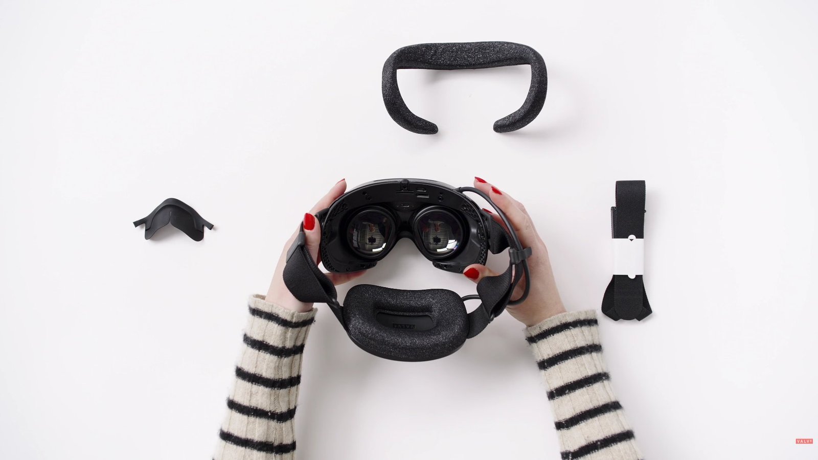 Inside the Steam Frame with the pancake lenses, facial interface pad, nose light blocker, and top strap